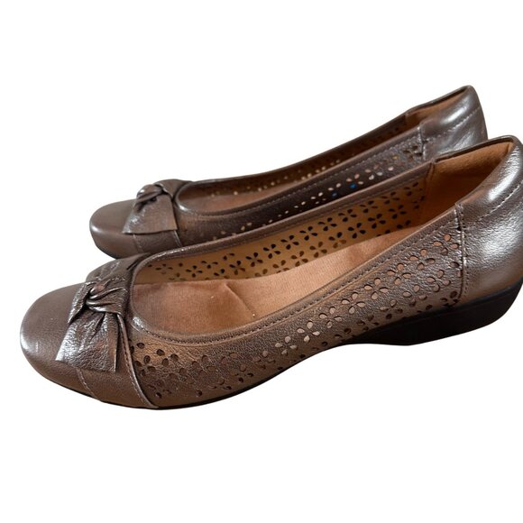 Clarks Size 10 Bronze Perforated Leather Flats Comfortable Bow Detail Shoes - Picture 4 of 12